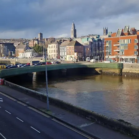 Spacious Riverside 2bd Mid - Above Bar&venue Lejlighed *