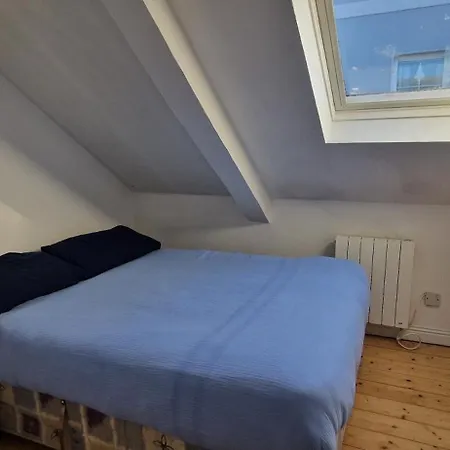 Spacious Riverside 2bd Mid - Above Bar&venue Lejlighed
