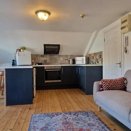 Spacious Riverside 2bd Mid - Above Bar&venue Lejlighed *