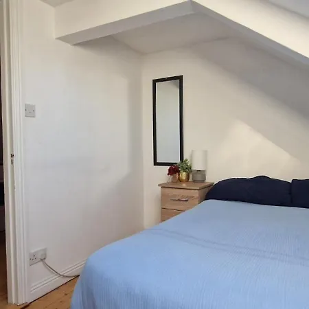 Spacious Riverside 2bd Mid - Above Bar&venue Lejlighed
